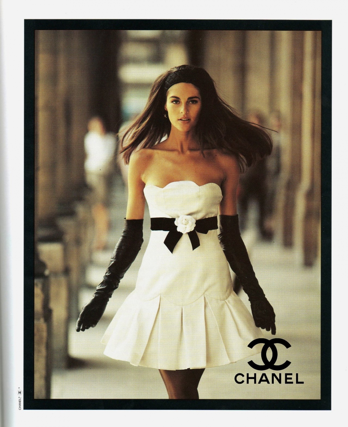 Jennie 穿上 Chanel 1990 秋冬系列 164 造型的白色山茶花裝飾短洋裝。