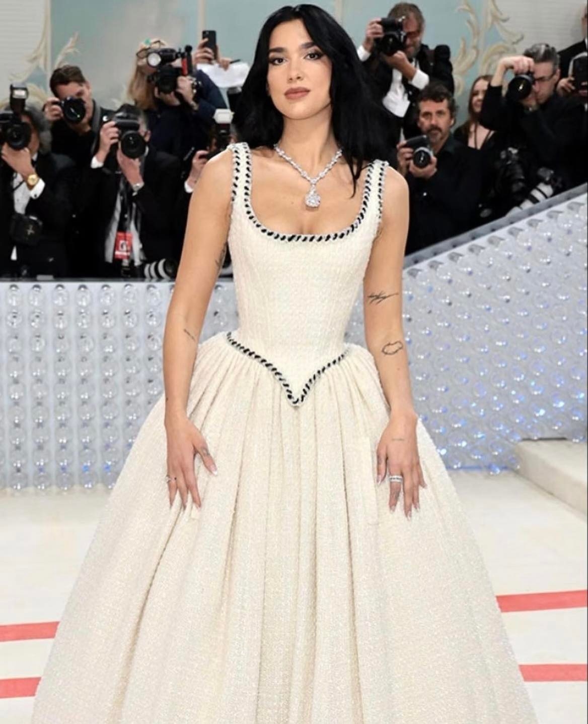 Dua Lipa 穿上 Chanel 1992 秋冬高訂系列的緊身胸衣禮服。