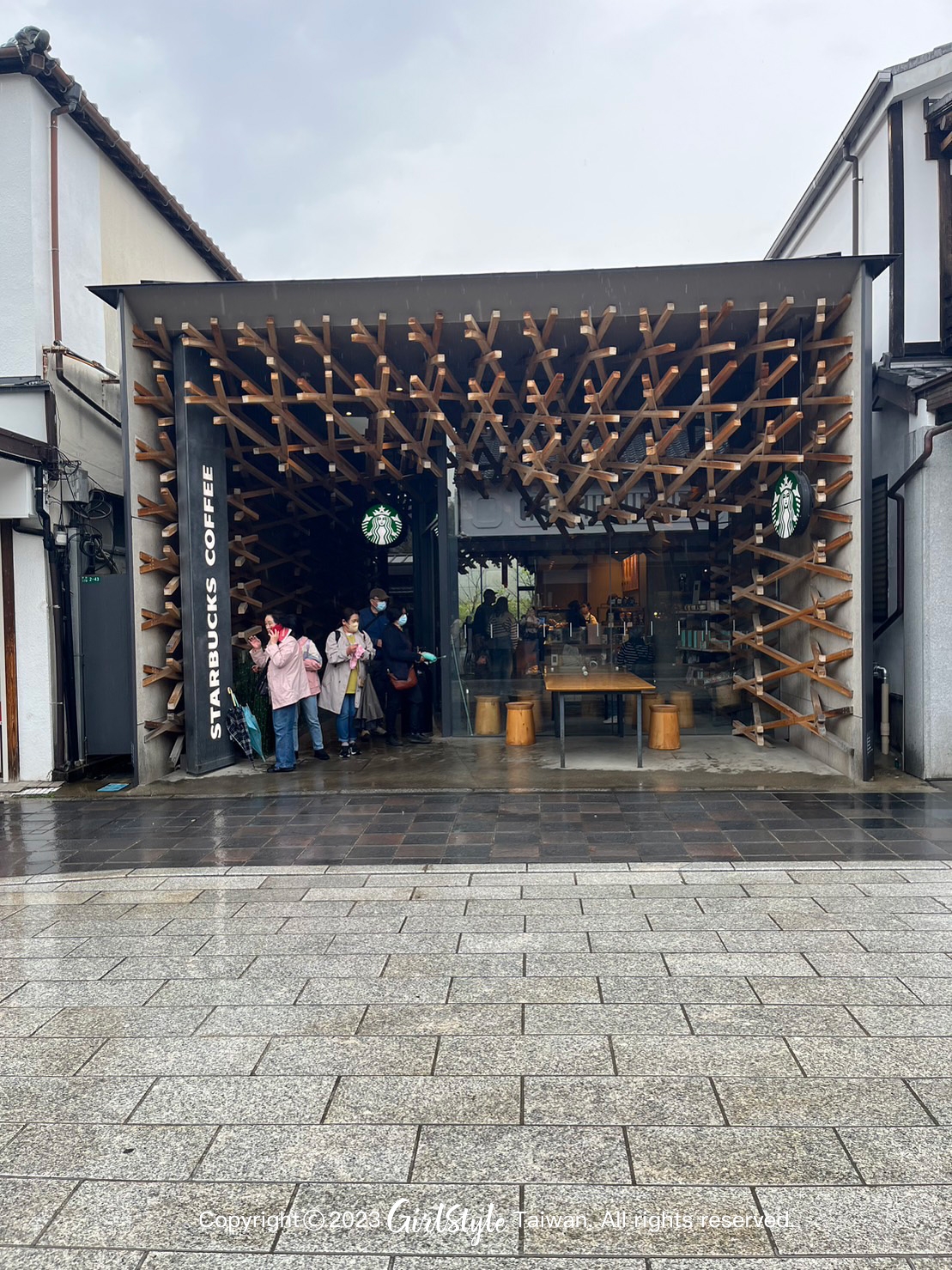 太宰府的星巴克極富盛名，隈研吾大師設計，日本最美麗星巴克之一是由