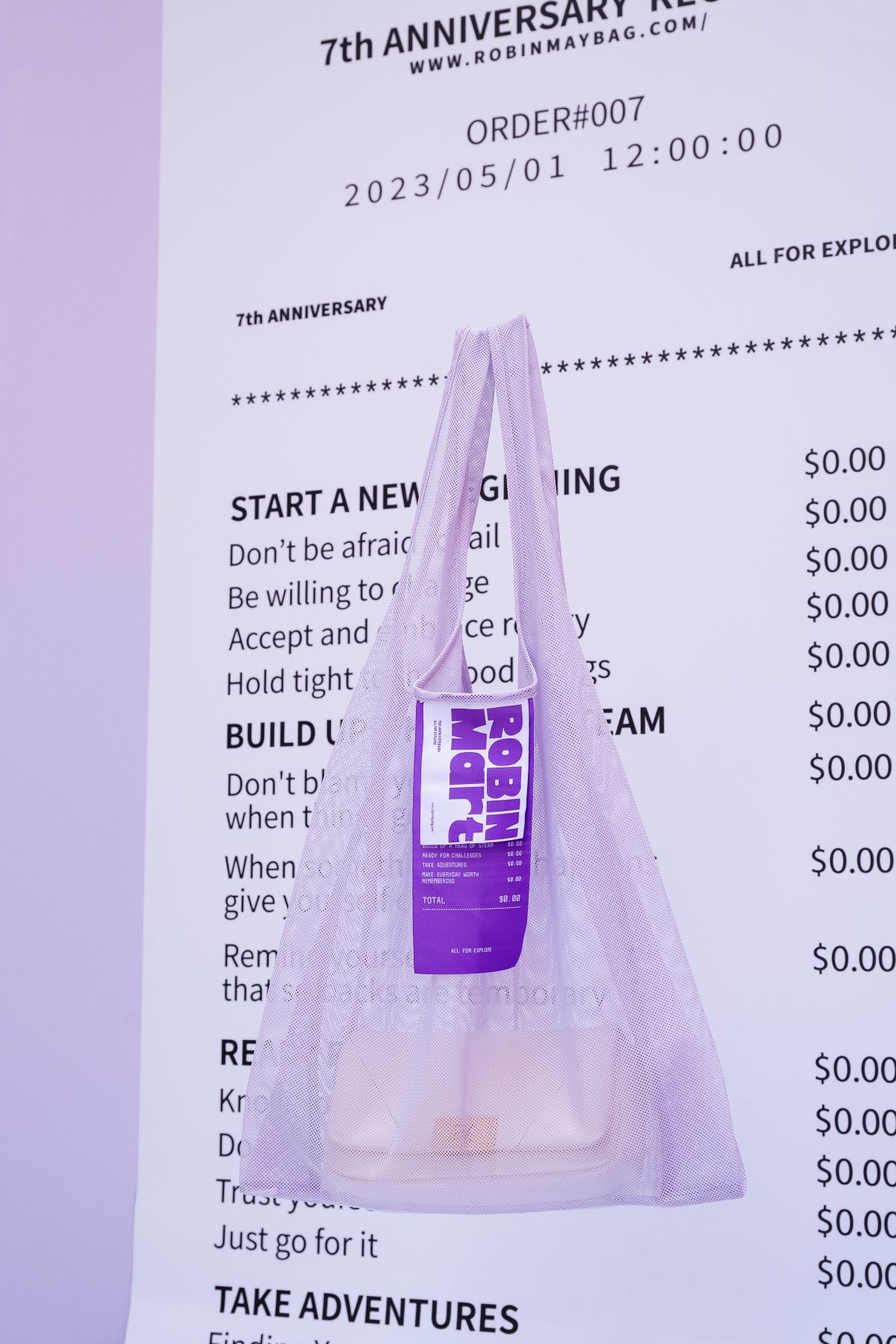 ROBINMAY 今年迎來七周年盛典,在 ROBINMAY 信義旗艦店外打造一間「 ROBIN-MART 」