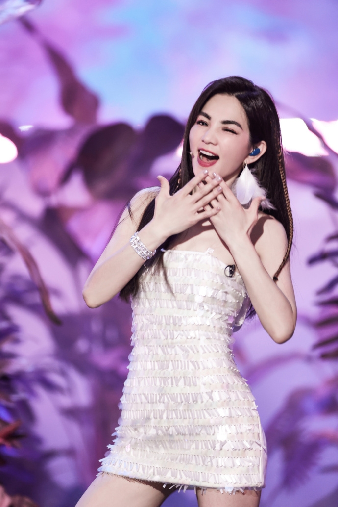 Ella挑戰抖音神曲〈叮叮噹噹〉，可愛又討喜。