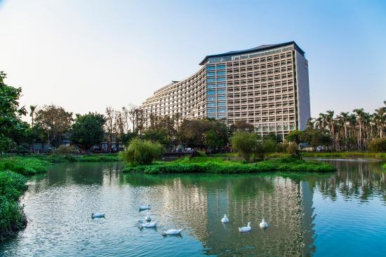 白天的松菸湖風光宜人。