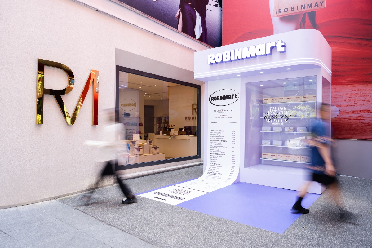 ROBINMAY 今年迎來七周年盛典,在 ROBINMAY 信義旗艦店外打造一間「 ROBIN-MART 」