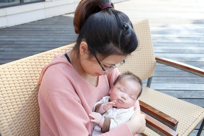 還有許多媽媽路過表示,如果小嬰們不乖乖喝奶的話,交給阿嬤準沒錯