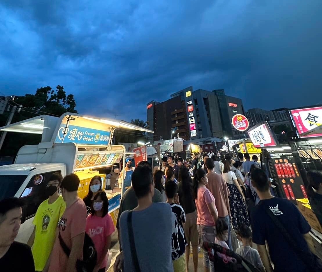 「公11夜市市集」就位在「尚順百貨」旁邊,地點明亮乾淨寬敞