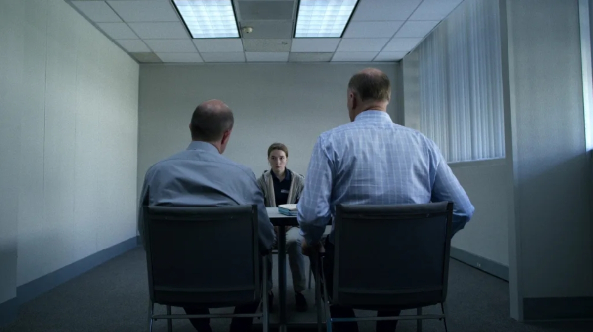 《難，置信》受害女主角面對兩位男警官問話，因講不清楚而被懷疑造假