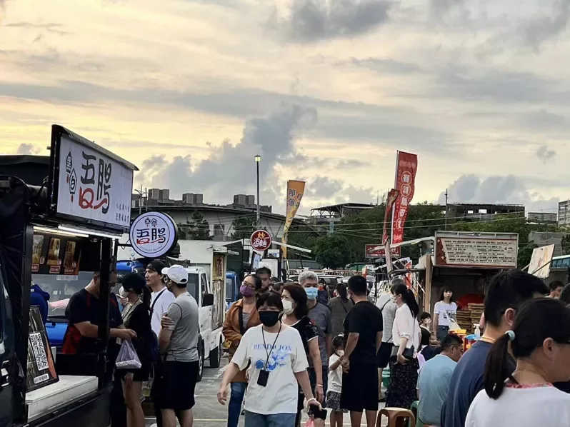 「公11夜市市集」就位在「尚順百貨」旁邊,地點明亮乾淨寬敞