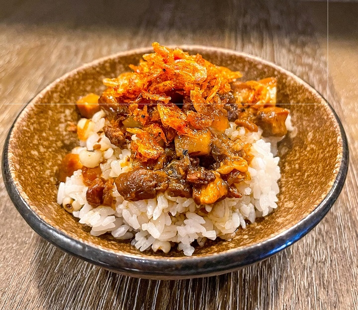 「豬肉榮小料理」櫻花蝦滷肉飯受到米其林的青睞。