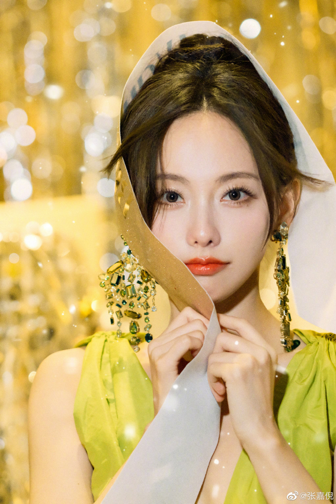 張嘉倪臉蛋絕美。