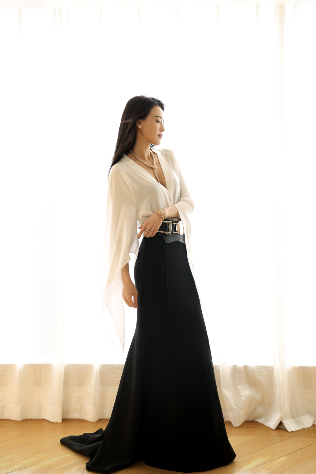 舒淇身著 Michael Kors Collection 2023秋冬系列白色真絲上衣、黑色羊毛魚尾裙與Gloria 黑色小牛皮腰帶以電影《尋她》出席微博電影之夜。