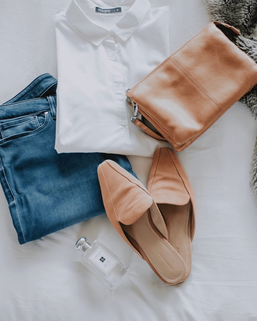 夏天香水持久秘訣：少量噴在衣物