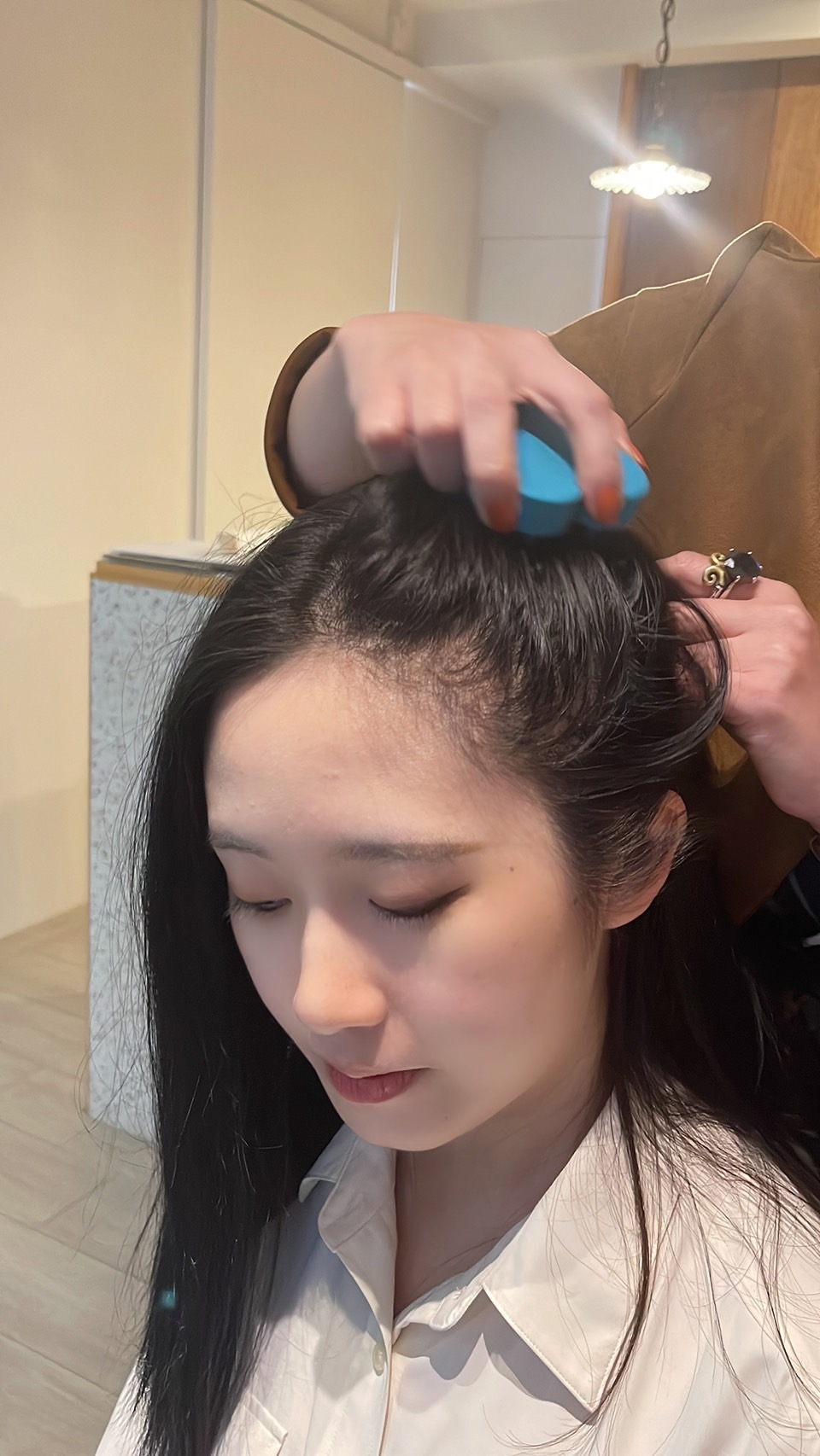 以 Z 字形按摩頭部穴位、促進循環,居家也能完美刷按每個角度的頭皮穴位
