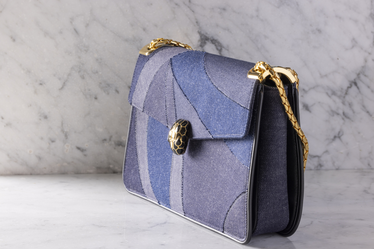 BVLGARI SERPENTI FOREVER藍寶石色拼接丹寧布肩背包,NT$129,900