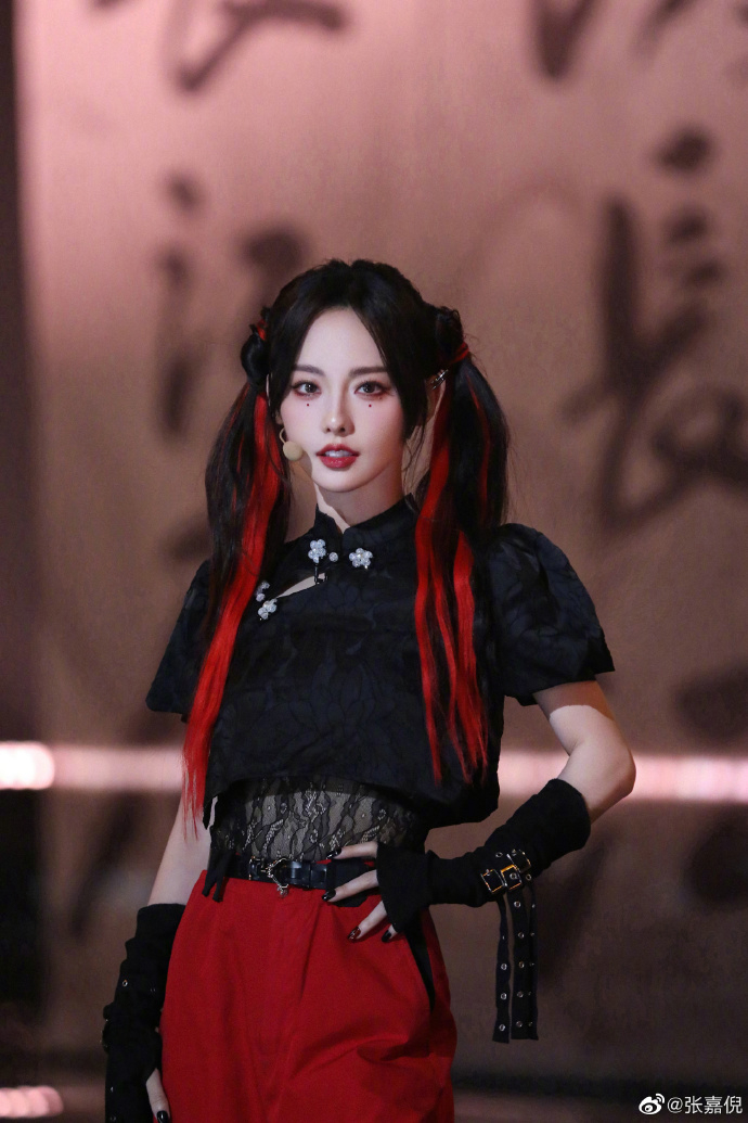 張嘉倪在《乘風2023》綁起雙馬尾宛如少女。