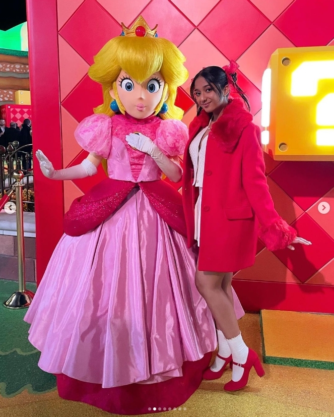Maitreyi Ramakrishnan與《超級瑪利歐兄弟電影版》碧姬公主合照