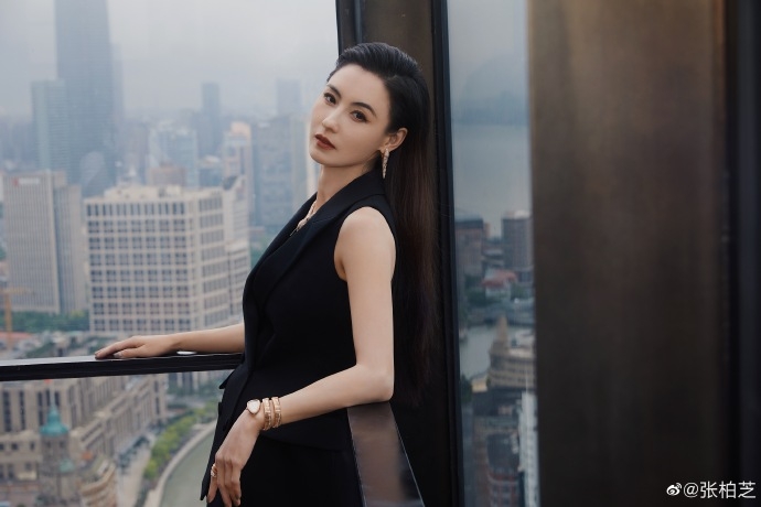 混血美人張柏芝,經得起時間歷練,苗條身段看不出來已經是三個孩子的媽。