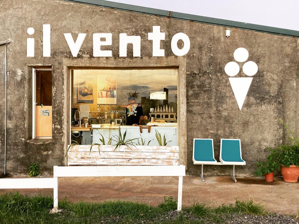 店家牆上寫著白色字體「il vento」,象徵著無拘無束的自由。