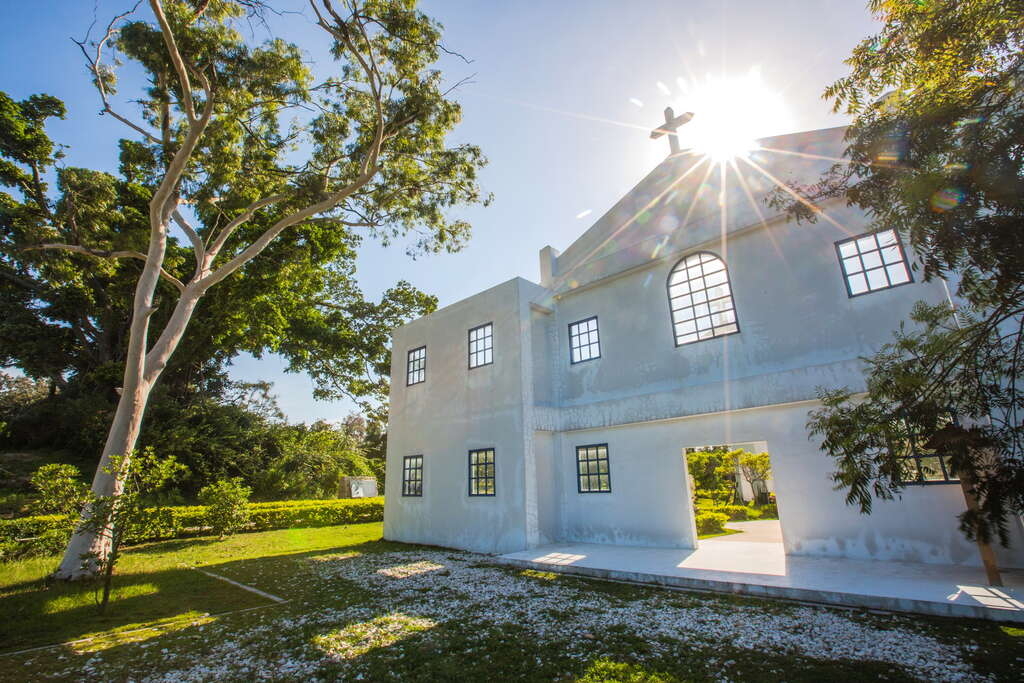 金門首間麥當勞附近有羅寶田神父紀念園區,可供遊客拍網美照。
