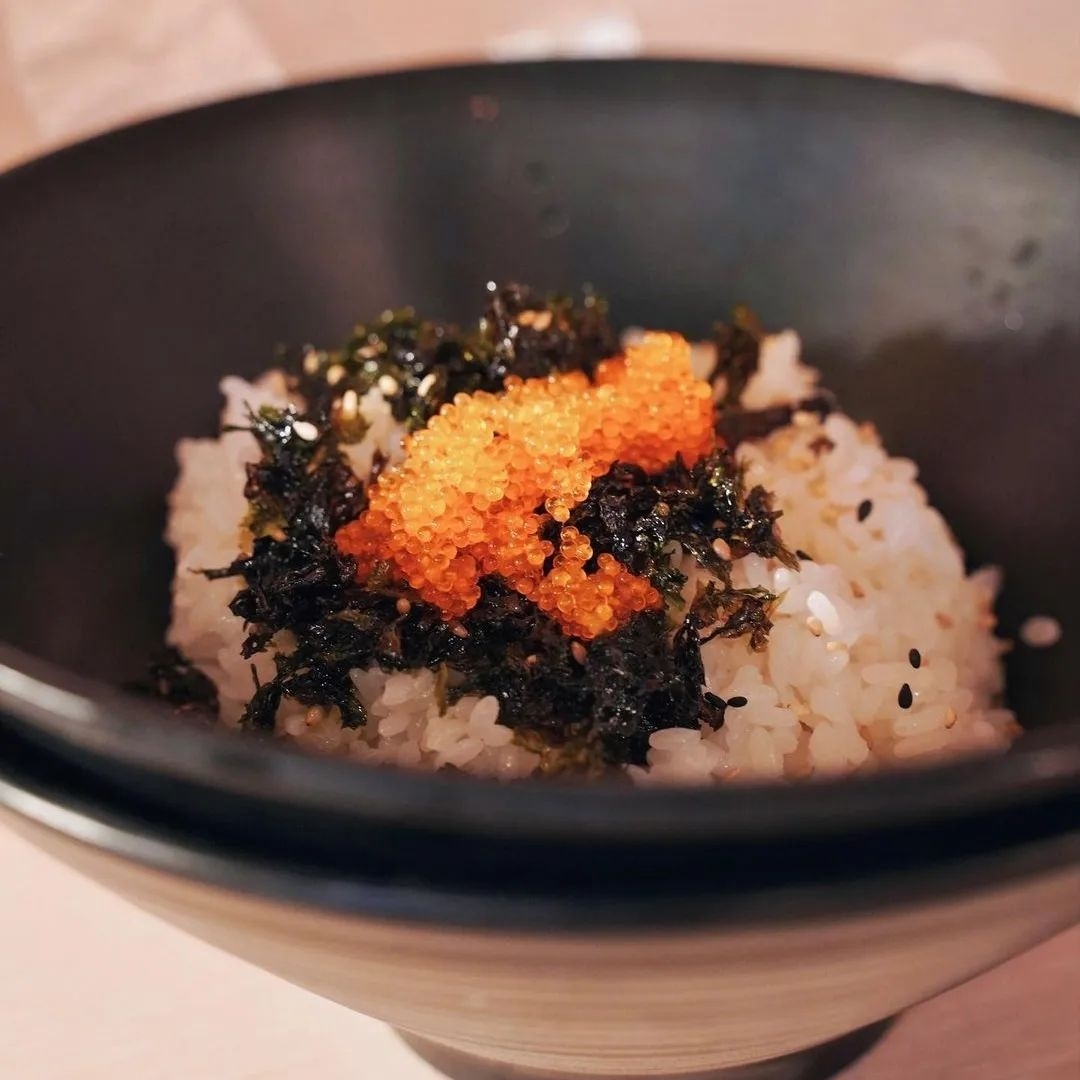 點醬蟹配的白飯一點也不馬虎，上面還有飛魚卵和紫菜，單吃也香醇有味！