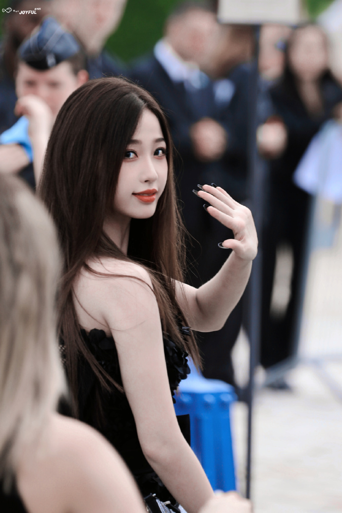 虞書欣本人精緻地如同洋娃娃。