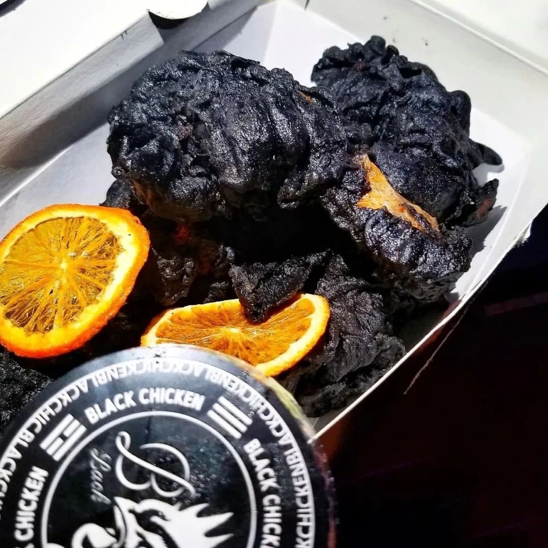 大口咬下墨汁炸雞，竟品嚐得到淡淡的墨魚汁香氣！