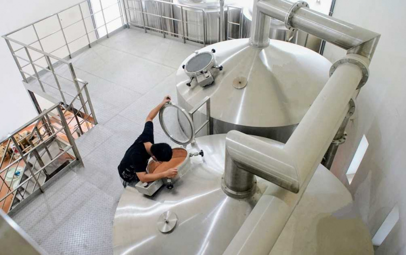 廠內規劃酒吧區,讓大家可以一邊暢飲新鮮啤酒,一邊欣賞啤酒的釀造過程