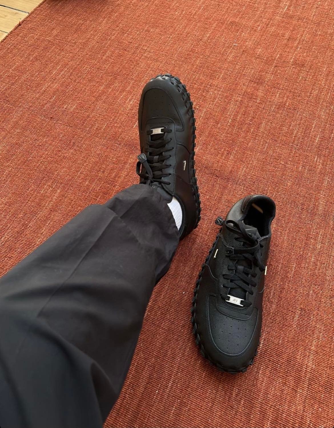 Jacquemus 品牌主理人 Simon Porte Jacquemus 穿上「JF1」