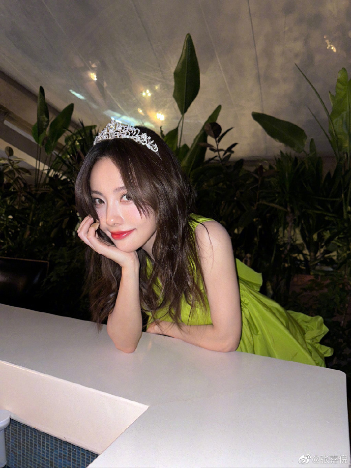 張嘉倪頭戴皇冠猶如公主。