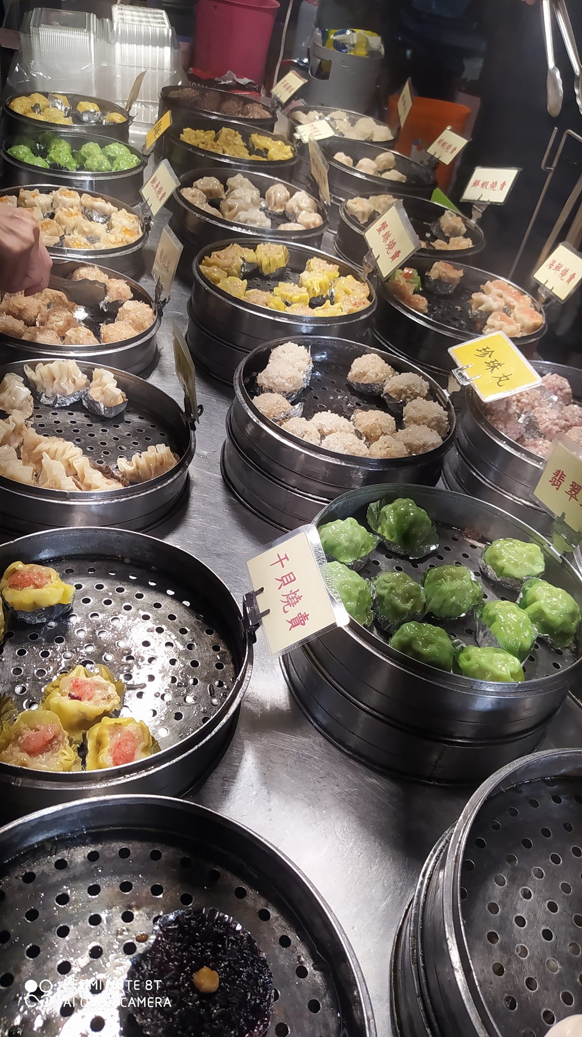 「暖暖親水公園夜市」的人氣攤位有:燒肉刈包、烤鴨捲餅、地瓜球、港式燒賣、韓式炸雞、深坑臭豆腐&炸雞排