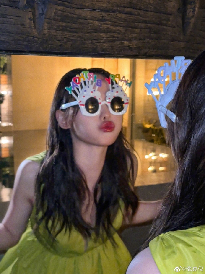 張嘉倪扮鬼臉可愛迷人。