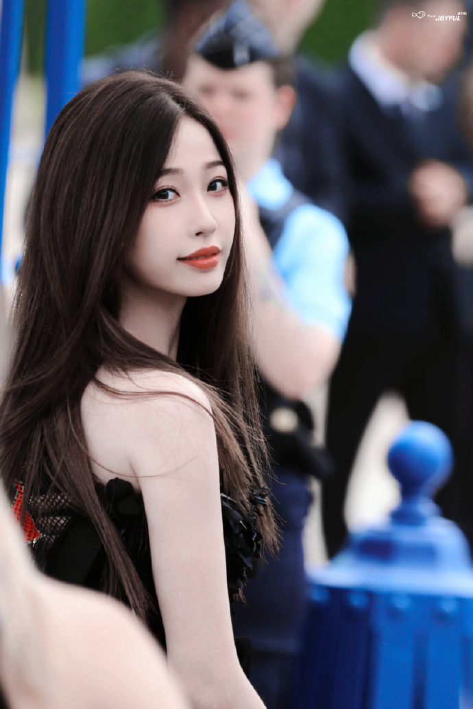 虞書欣回眸一笑百媚生。