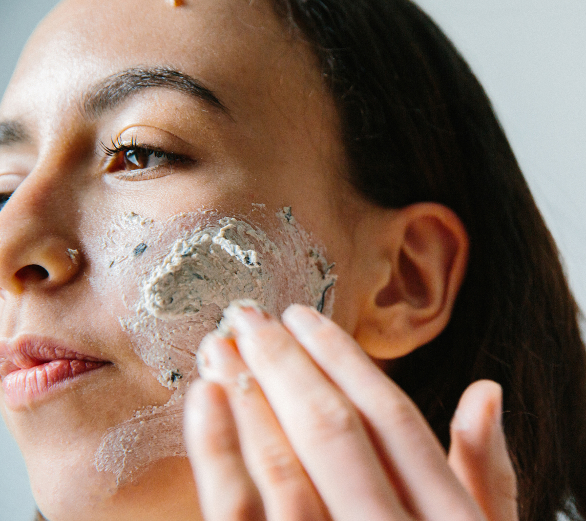 夏天來臨，很多女孩都會在保養程序加碼能幫助深層清潔的「泥狀面膜」