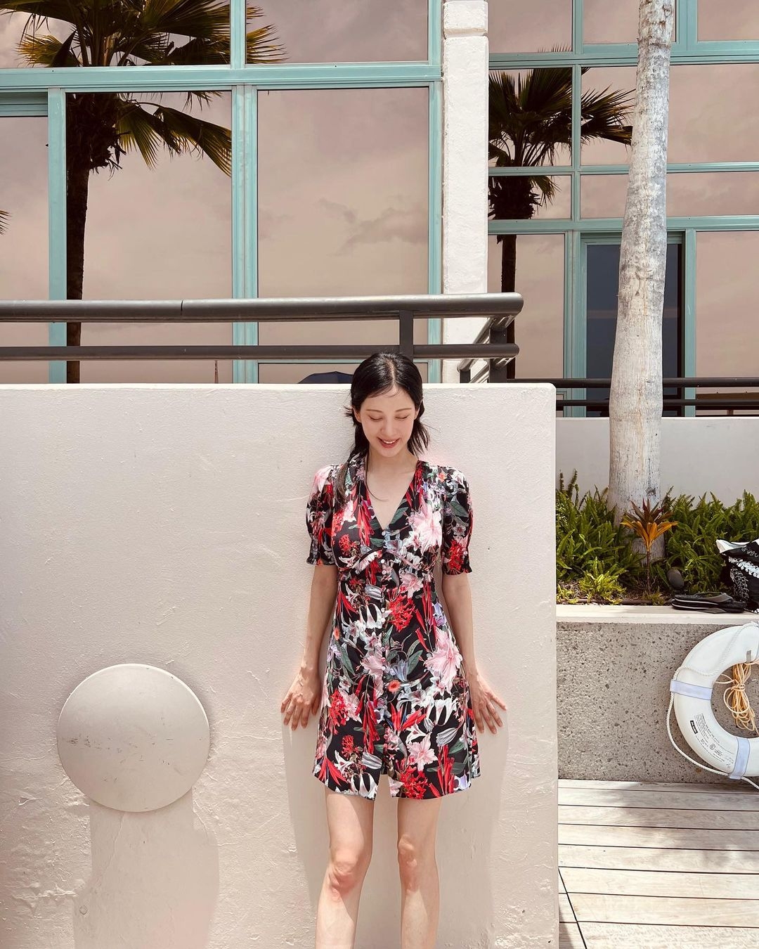 韓國少女時代成員徐玄近日也於 Instagram 上分享私服穿搭,穿著熱帶花卉交織的印花短洋裝,為炎炎夏日注入清新大膽活力。