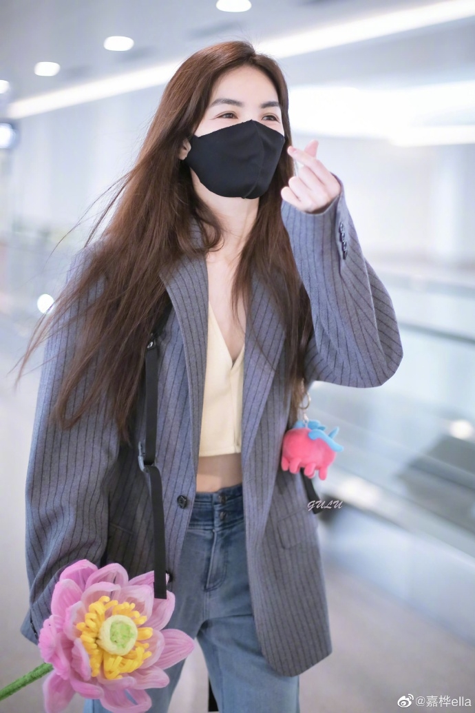 Ella收下禮物手比愛心。