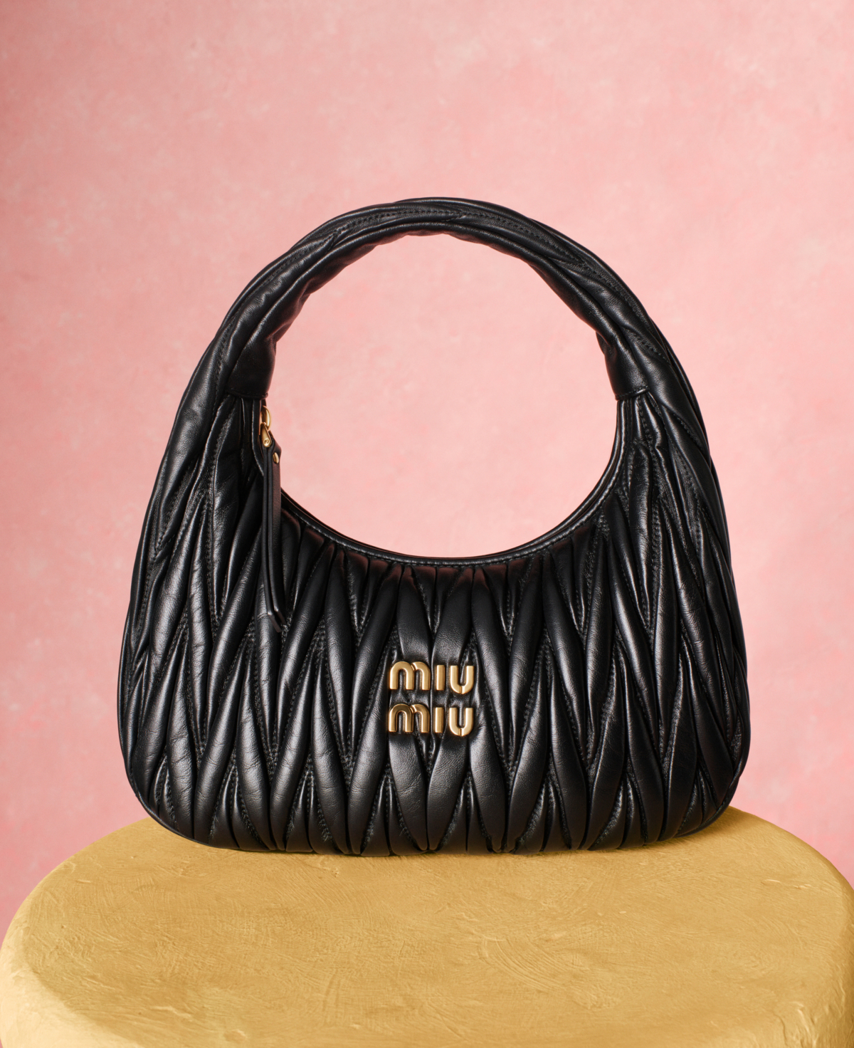 Miu Miu Wander Matelassé納帕軟皮半月形包款,NT$80,000