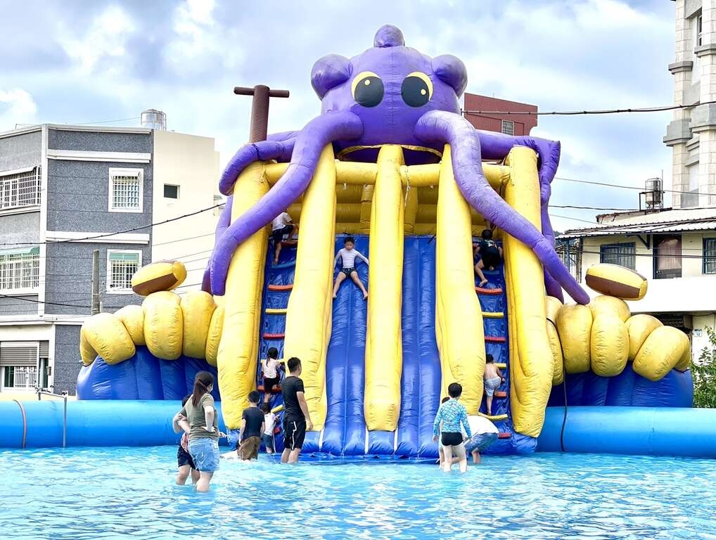 6天都有大型的氣墊水樂園共六座