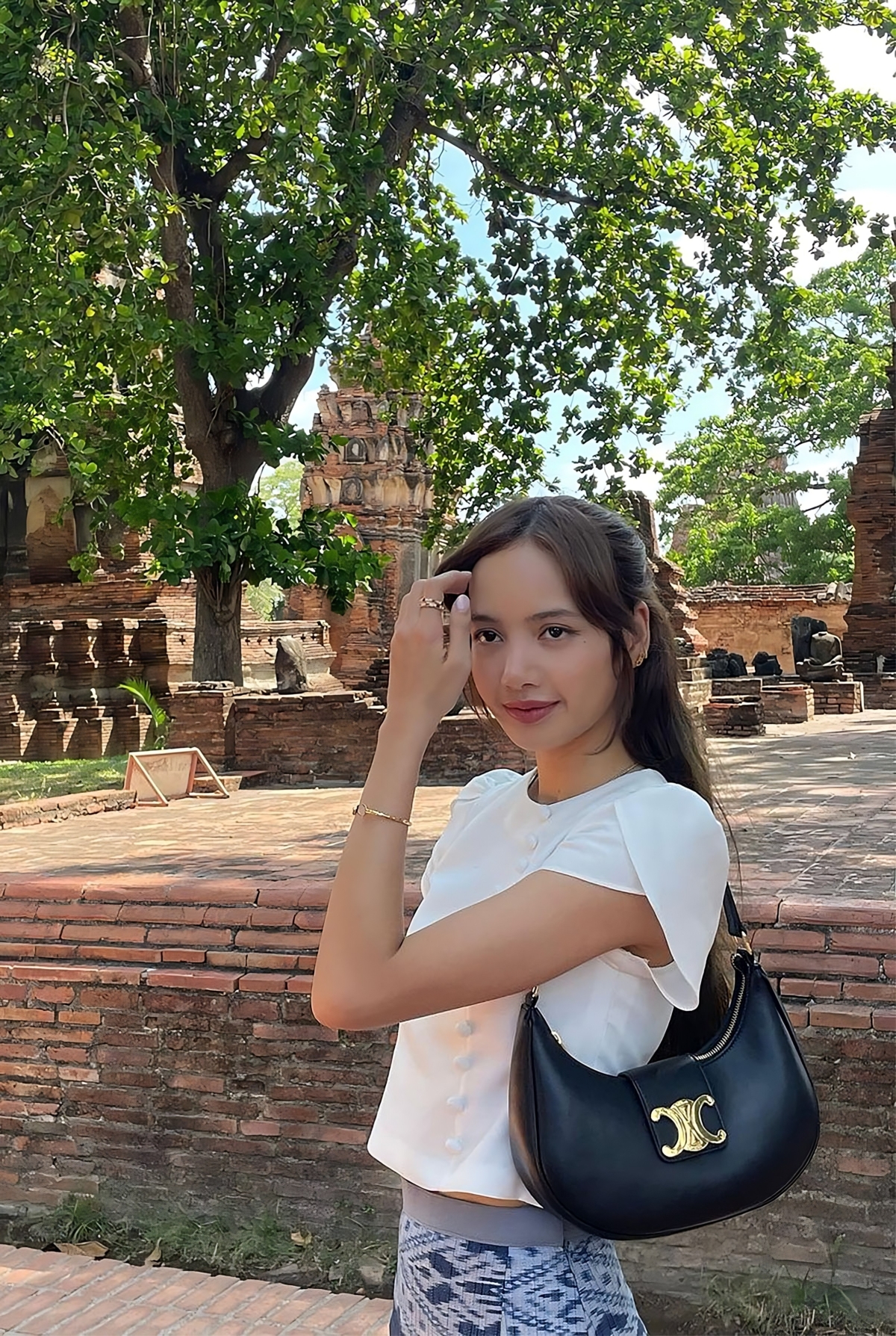 LISA近日忙裡偷閒返國度假,以黑色AVA TRIOMPHE手袋展現率性