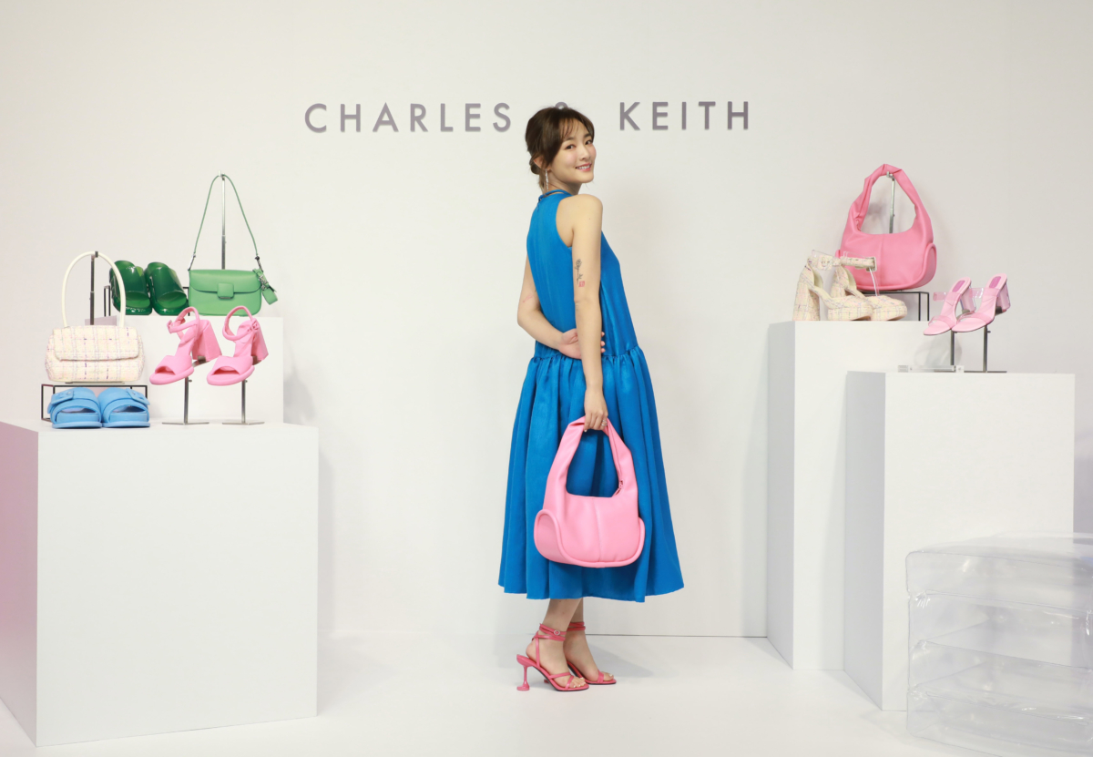 王淨以一身俏皮的藍色洋裝搭配CHARLES & KEITH扭結流浪包 ,加上繞踝高跟涼鞋(NT$2,390),演繹青春活潑的風格,以最時髦的造型迎接春意時尚