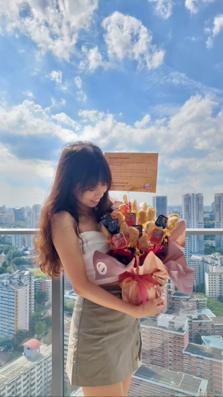 新娘收到禮物後超開心