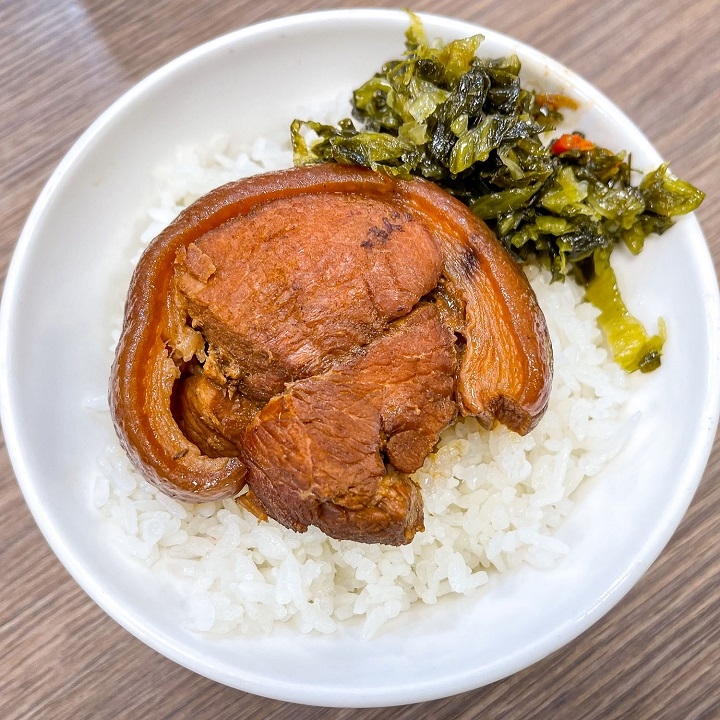 「夜間部爌肉飯」一整塊霸氣爌肉，讓人吃得相當滿足。