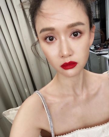 陳喬恩瘦出性感鎖骨。