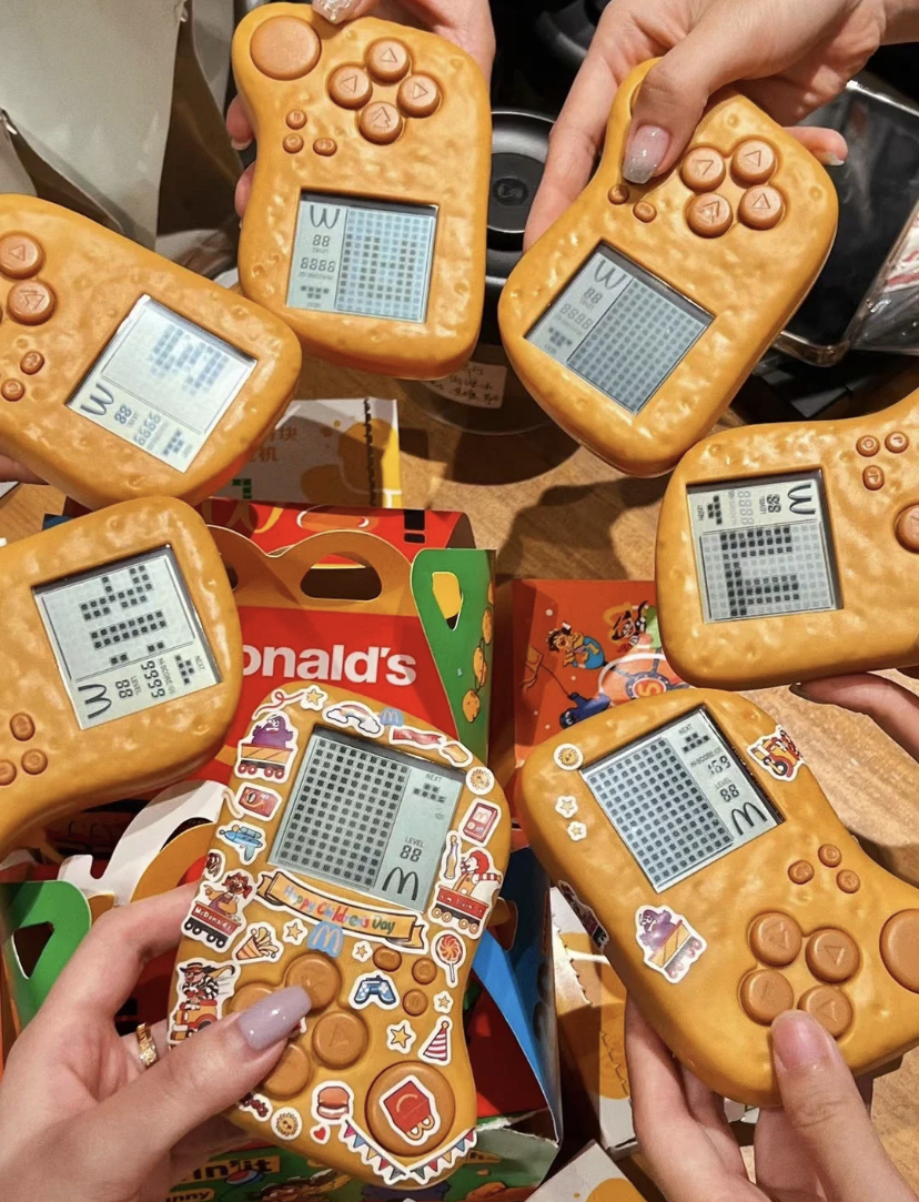 「麥克雞塊俄羅斯方塊遊戲機」送貼紙