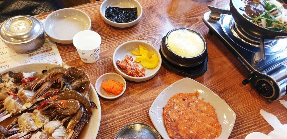 弘益醬蟹可以吃到非常多樣道韓式料理