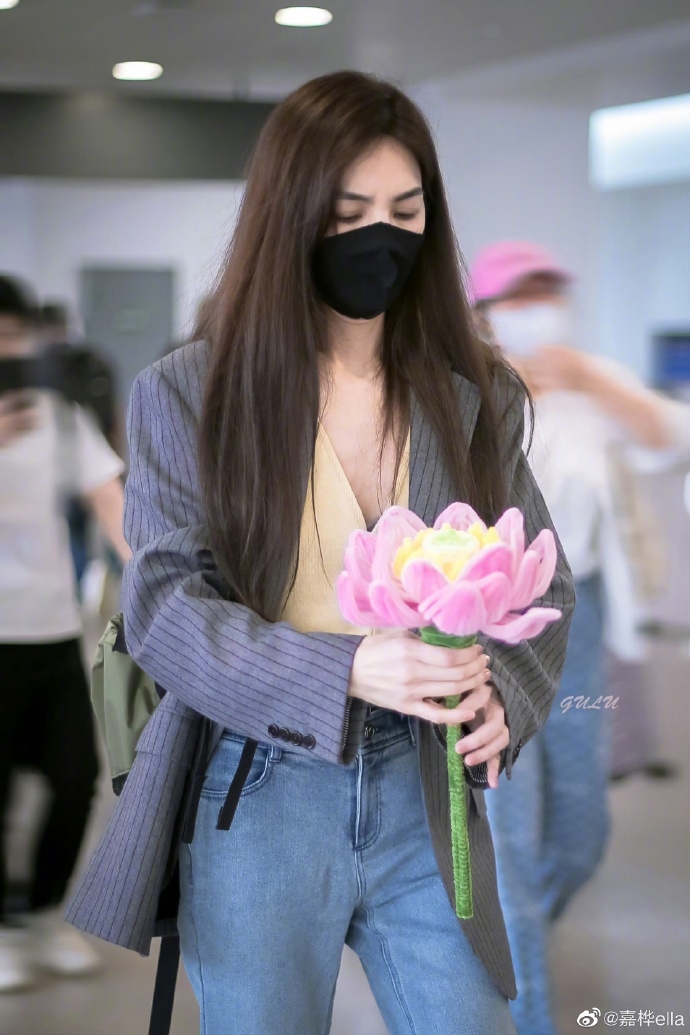 Ella看著蓮花玩偶露出狐疑表情。