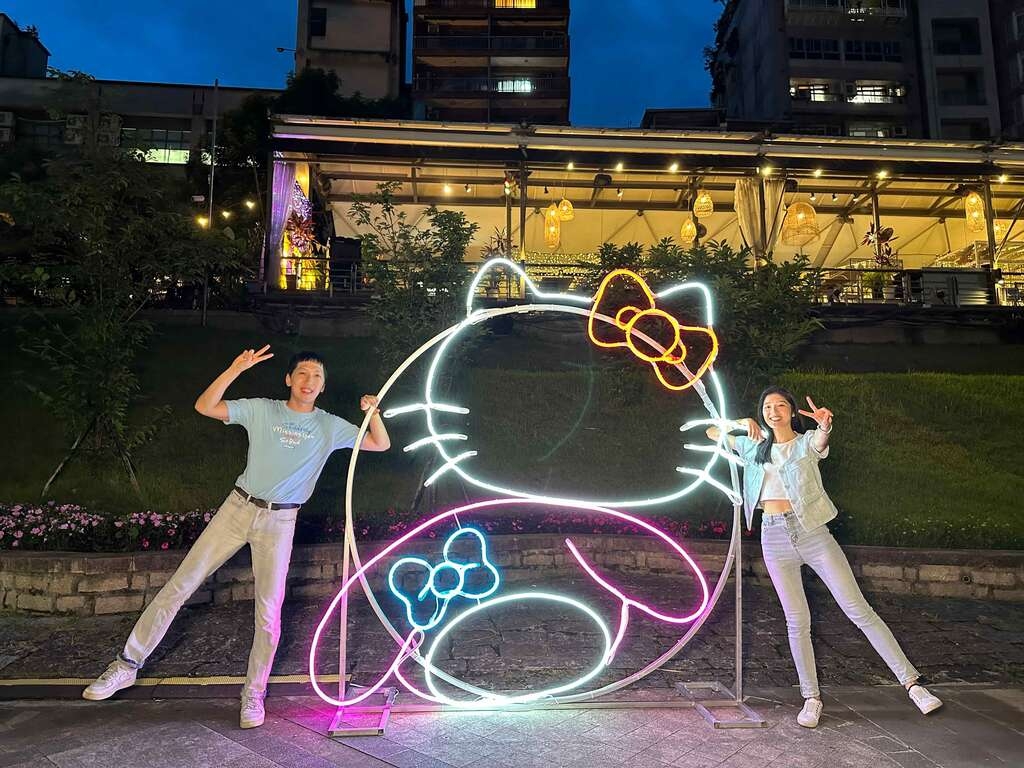 三麗鷗家族明星的圖框以鏤空的造型搭配絢爛的燈光,趕緊拿出相機或手機拍下美照