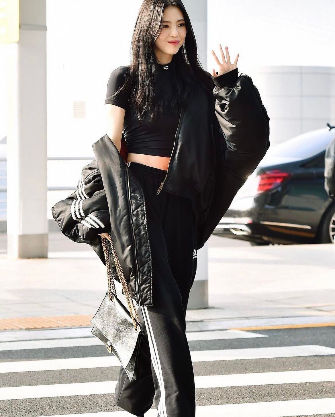 韓素希揹上Balenciaga Crush包款