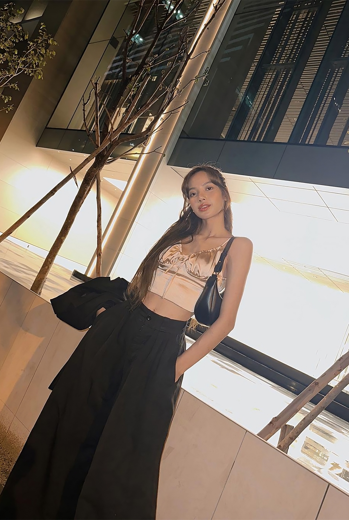 LISA以黑色AVA TRIOMPHE手袋打造性感穿搭時髦風格