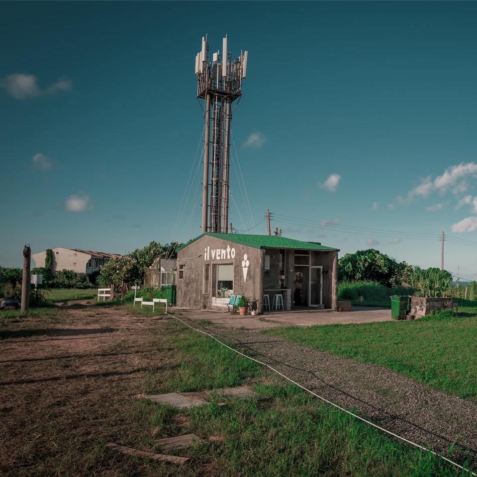 灰色小屋「東邊海風」在草原置高點,可以遠眺三面海的海天一色。