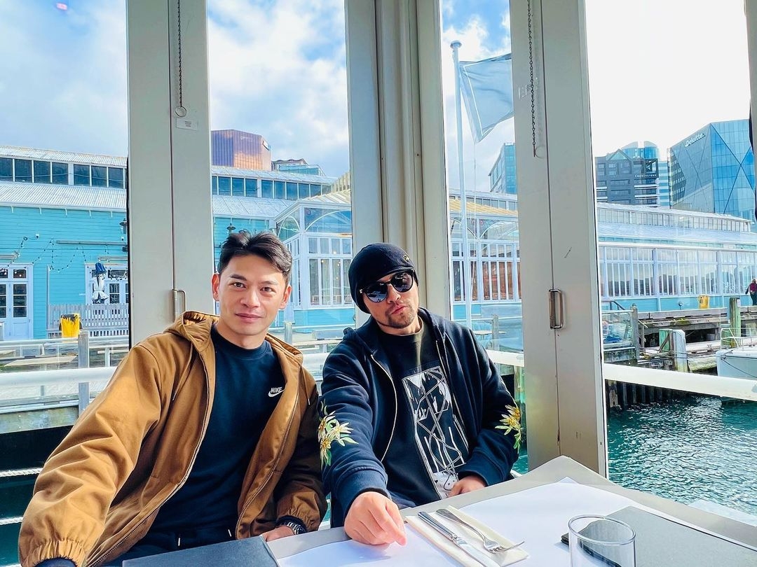 周杰倫和好友阿Ken在澳洲開心聚會。