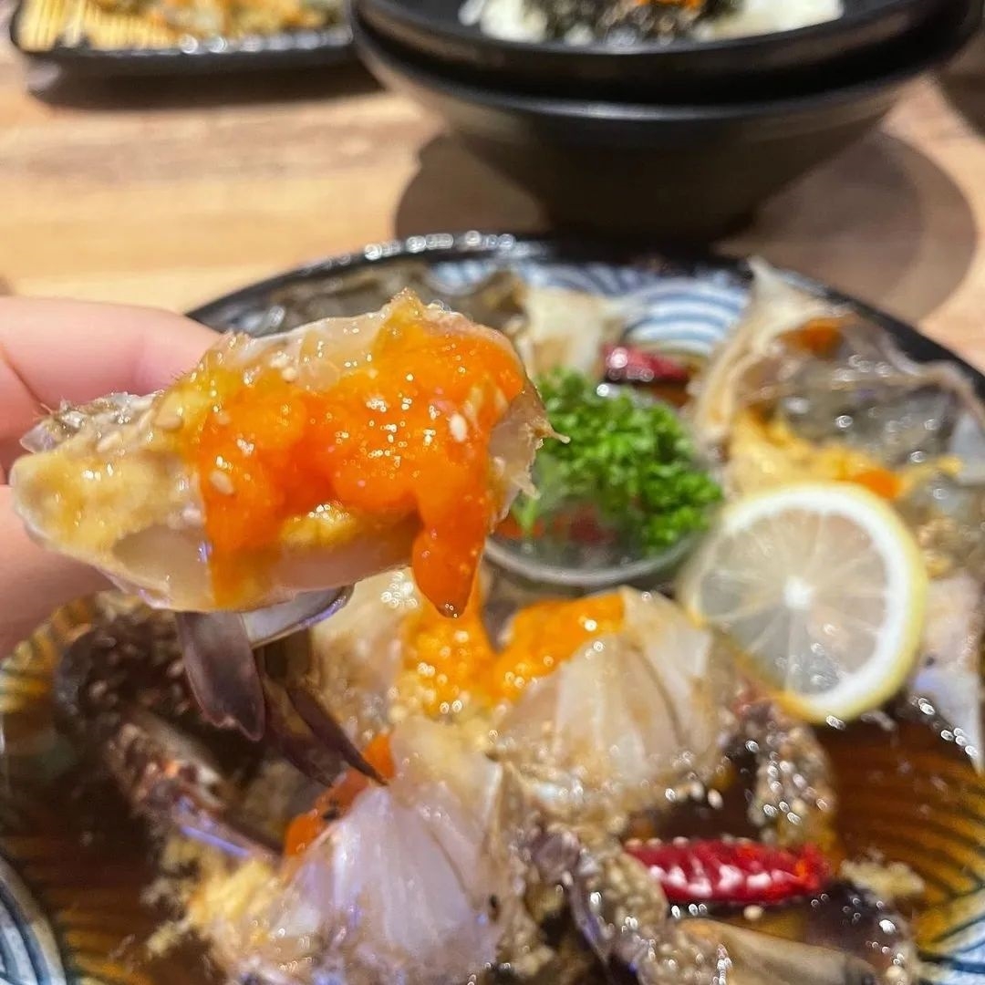 邪惡的蟹膏在誘惑著饕客，這時候不狠狠吃一口真對不起自己！